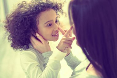 Anne ve oynak oğlunu aşk vitrine bir jest yapmak.