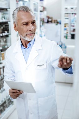 Beyaz önlük özenli arıyorsunuz bir eczanede Direktörü