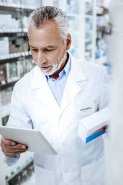 Güneş yanığı beyaz ceket adam, memnun arıyorsunuz bir beyaz sakallı