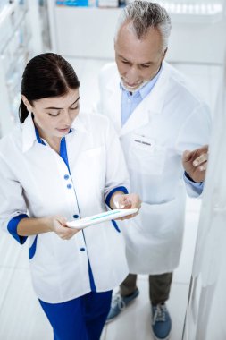 Bir eczane sipariş tartışmaya beyaz kat olarak iki Eczacılar