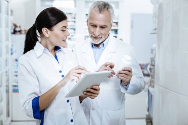 Gülümseyen kadın ve olumlu bir adam bir eczanede bir Check-Up yapma