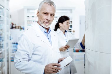 Beyaz önlük ilaçların revizyon yapma eczane çalışanları