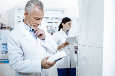 Beyaz önlük meşgul arıyorsunuz iki eczane çalışanları