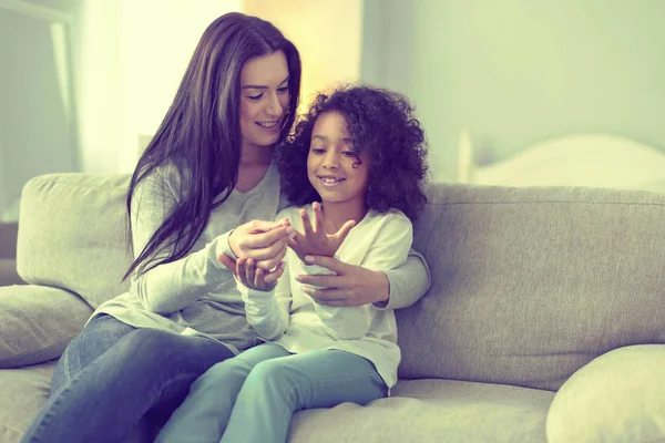 Sorumlu genç anne çocuğunu Sayı saymayı öğretim.