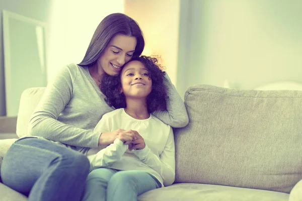 Onun bebek kız kucaklayan gurur güzel kadın.