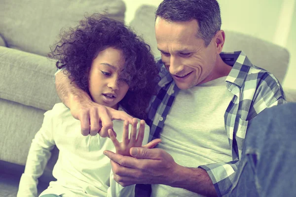 Akıllı üst meraklı kızına Sayı saymayı öğretim.