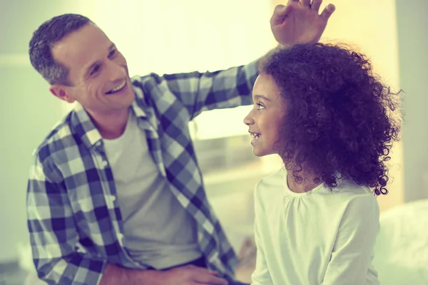 Hardworking adulto rilassante giocando in giro con suo figlio . — Foto Stock