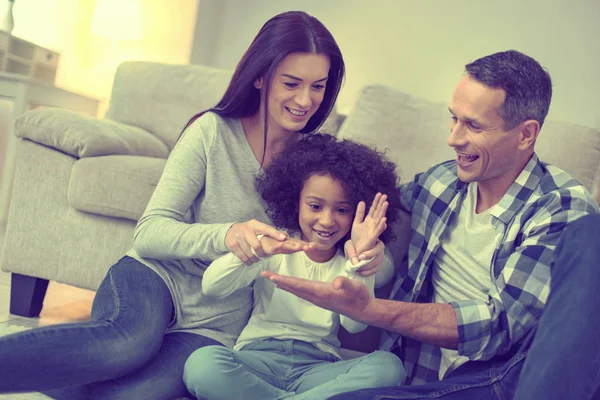 Visión tranquilizadora de una familia ejemplar perfecta . — Foto de Stock