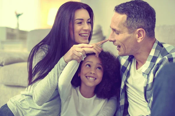 Hermosa mujer y hombre guapo cuidando bien de su hija adoptiva . —  Fotos de Stock