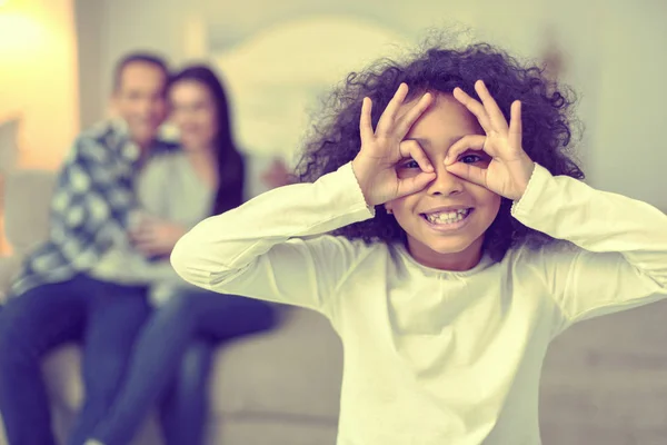 Enfant insouciant faisant joyeusement un visage stupide pour la caméra . — Photo