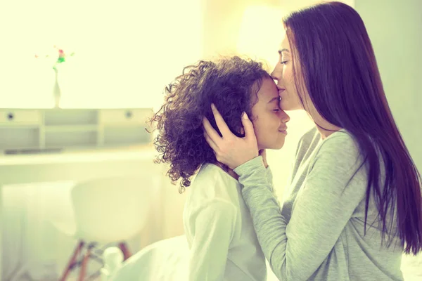 Mor och dotter dela ett anbud ögonblick av kärlek. — Stockfoto