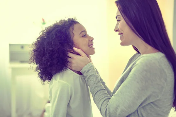 Nutrir a la madre admirando a su hermosa hija sana . —  Fotos de Stock