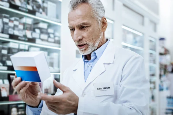 Sakallı Olgun yetişkin Beyaz paltolu baktılar arıyorsunuz