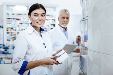 Çok gülen uzun saçlı kadın çok memnun arıyor