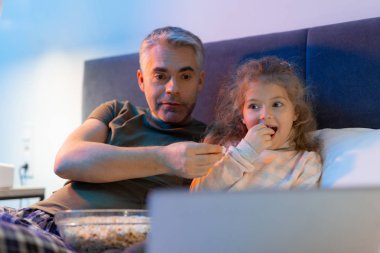 Gri saçlı baba ve film zevk küçük güzel kızı