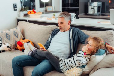 Ciddi seyir spor giyim çekici adam gri saçlı sakallı