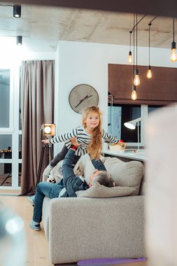 Bir şeritli kazak muhteşem bir duygu içinde şirin küçük kızı