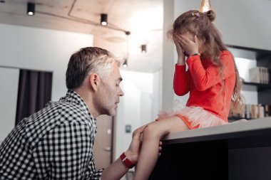 Kareli gömlekli özenli seyir gri saçlı uzun boylu baba