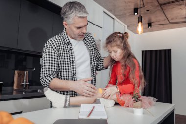 Baba ile kızı hakkında bakım elinde kırmızı bir saat