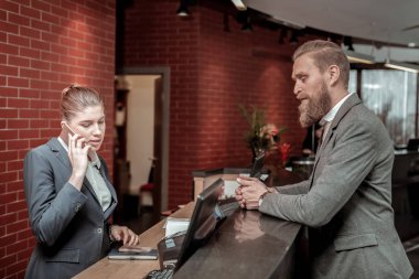 Yetkili genç Yöneticisi telefon başına bilgi alma