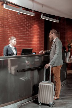Genç işadamı için otel odasına soran