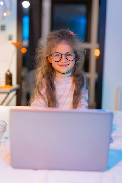 Carino ragazza dai capelli lunghi in grandi occhiali da vista sorridendo positivamente — Foto Stock