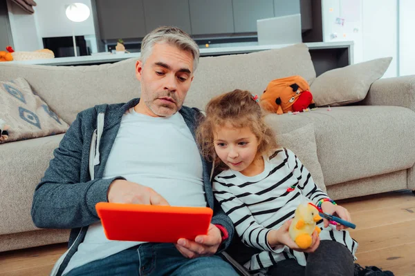 Vrij kleine roodharige meisje in een gestreepte trui kijken geïnteresseerd — Stockfoto