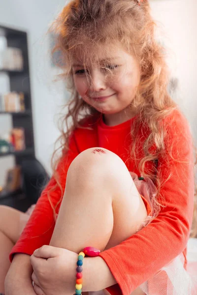 Bonito pequena menina de cabelos longos em meias grossas chorando na mesa — Fotografia de Stock