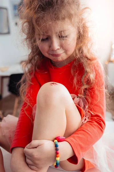Χαριτωμένο μικρό μακρυμάλλης κορίτσι σε χοντρές κάλτσες λυπημένοι — Φωτογραφία Αρχείου