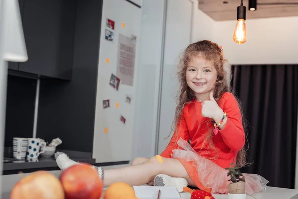 Carino dai capelli lunghi ragazza affascinante con un braccialetto sorridente luminosamente — Foto Stock