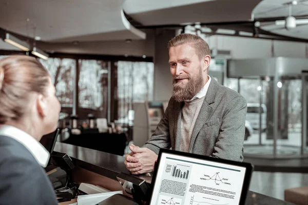 Positieve blij bebaarde man met manager communicatie — Stockfoto