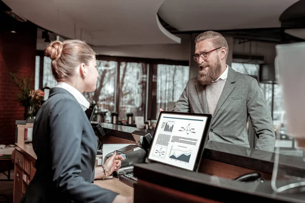 Bel homme barbu parler à charmant gestionnaire — Photo