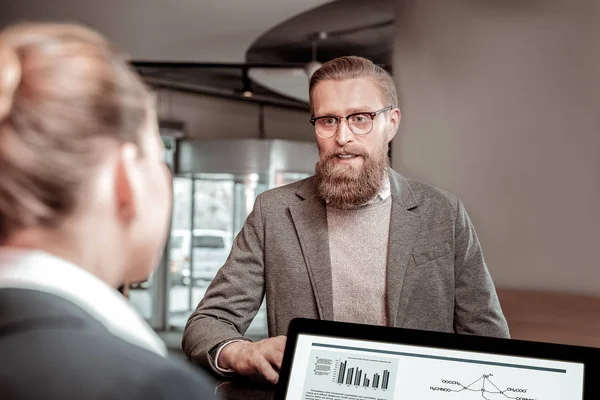 Positieve blij bebaarde man houden glimlach op het gezicht — Stockfoto