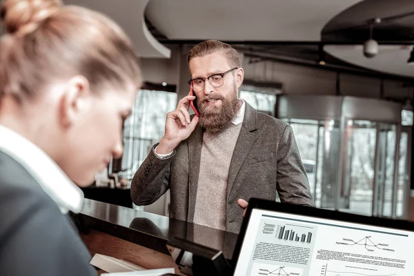 Close up van ernstige manager die controle volgorde — Stockfoto