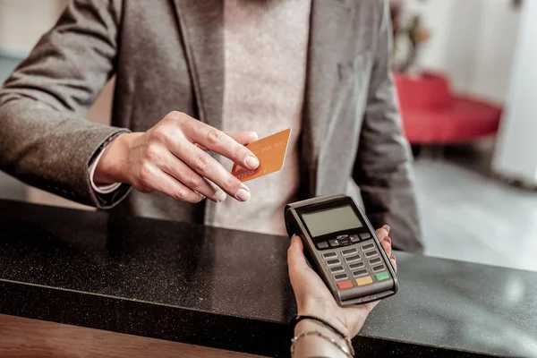 Közelkép a férfi kezét a gazdaság hitelkártyával — Stock Fotó