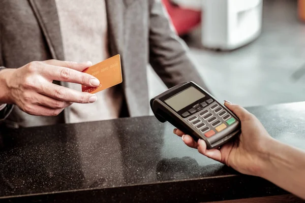 Close up van vrouwelijke hand dat bedrijf portatief terminal — Stockfoto