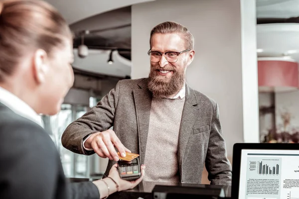 Positief blij gebaarde mannelijke persoon kijken naar manager — Stockfoto