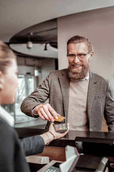 Blij jonge zakenman creditcard voor betaling — Stockfoto