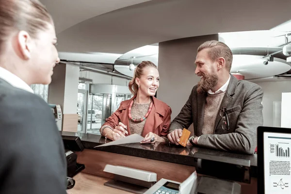 Blij jong koppel op zoek naar elkaar — Stockfoto