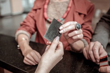 Kadın el alma kartı yakın çekim