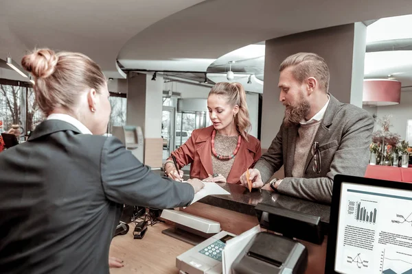 Attente jonge man controleren voor informatie over de overeenkomst — Stockfoto