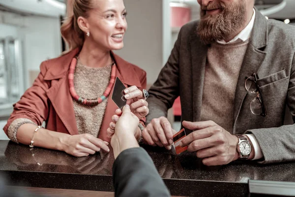 Verbazende jonge vrouwelijke persoon kijken naar haar collega — Stockfoto