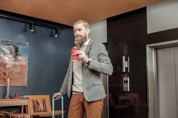 Szép szakállas ember élvezi a finom kávét — Stock Fotó