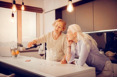 Masanın üzerine eğilerek güzel neşeli kadın