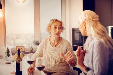 Güzel pozitif yaşlı kadın kardeşinin arıyor