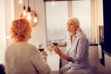 Evde birlikte rahatlatıcı iyi güzel kadın