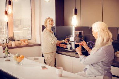 Anı hatırlıyorum. Onun arkadaşı bir fotoğraf çekerken bir tablet tutan neşeli yaşlı kadın