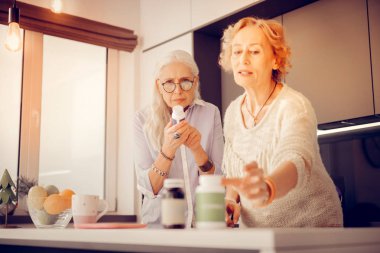 Tıp şişeler kontrol ciddi yaşlı kadın