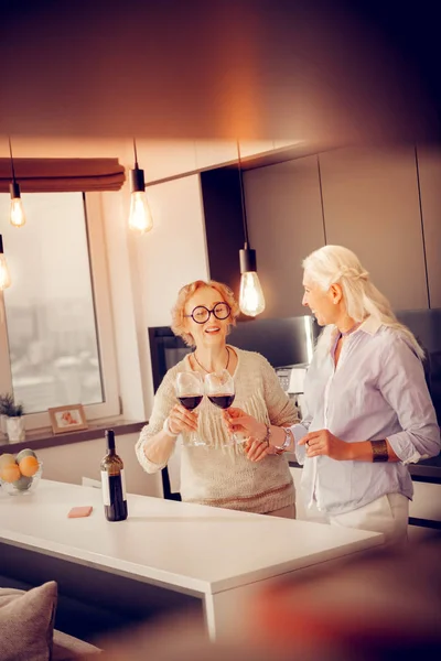 Blij senior vrouwen juichen met wijnglazen — Stockfoto