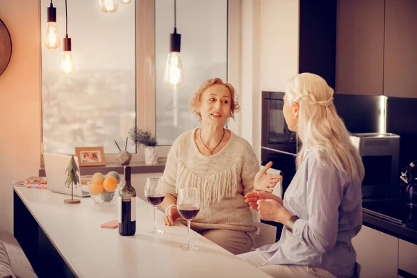 Mulheres idosas positivas conversando na cozinha — Fotografia de Stock